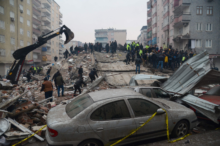 6일(현지시간) 지진으로 무너진 튀르키예 남동부 디야르바크르의 한 건물에서 사람들이 실종자를 수색하고 있다. 연합뉴스