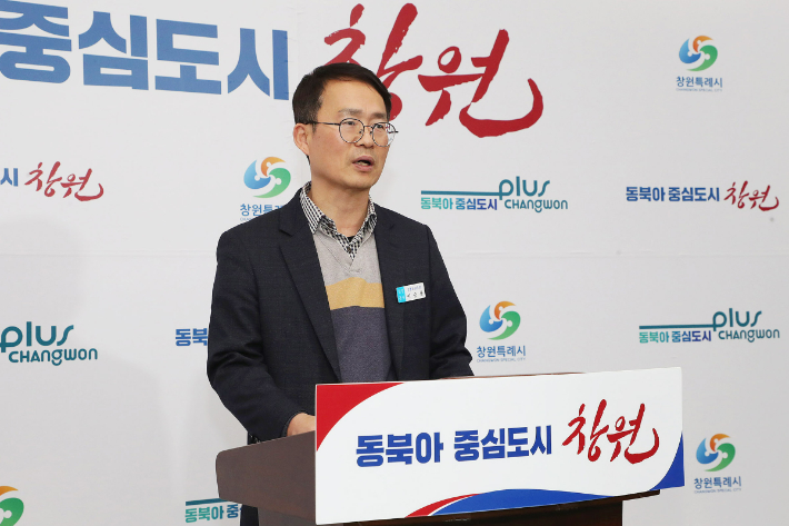 창원시 이승룡 교통건설국장이 7일 대중교통 관련 5개 핵심 사업과 관련해 브리핑을 하고 있다. 창원시 제공