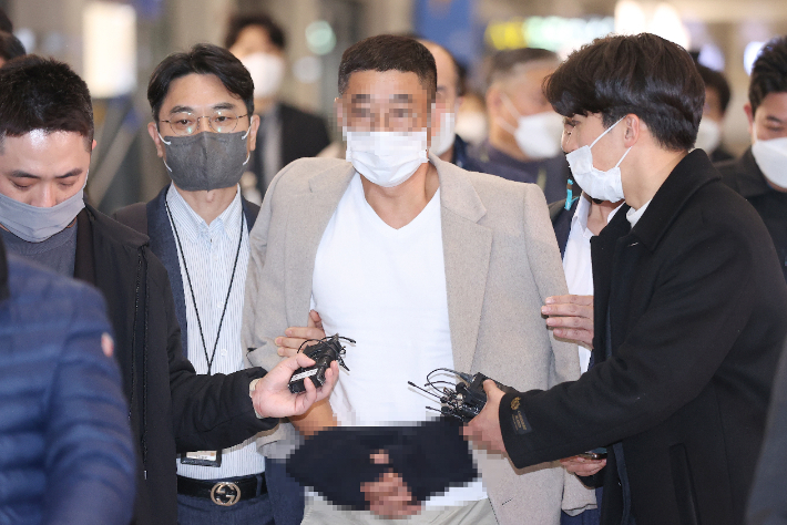 김성태 전 쌍방울 그룹 회장의 해외도피를 현지에서 도운 수행비서 박모 씨가 7일 오전 인천국제공항 제1여객터미널을 통해 입국하고 있다. 연합뉴스