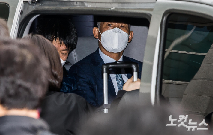 양선길 현 쌍방울그룹 회장이 지난달 17일 인천공항 제1여객터미널을 통해 송환, 수원지검으로 향하는 호송차량에 오른 모습. 황진환 기자