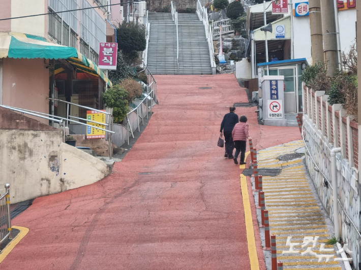 부산 중구의 한 오르막길을 오르는 인근 주민 모습. 김혜민 기자
