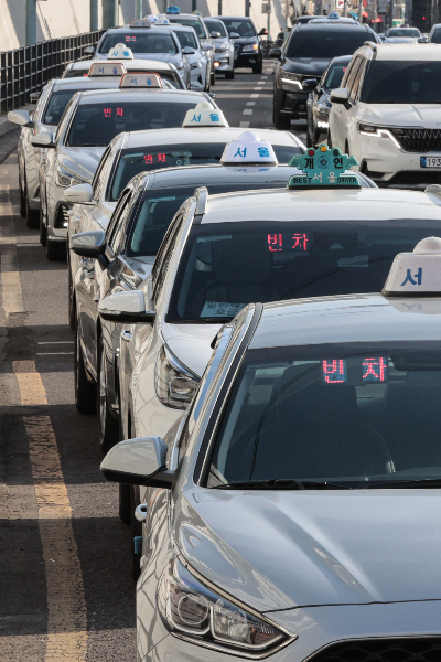 서울역 서부 택시 승강장 인근에서 빈 택시들이 승객을 기다리며 대기하고 있다. 연합뉴스