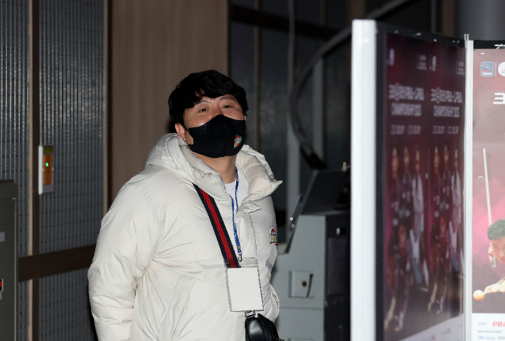김보미의 아버지 김병호가 7일 '크라운해태 PBA-LPBA 챔피언십' 여자부 결승에서 떨리는 표정으로 관중석 밖에서 경기를 지켜보고 있다. PBA