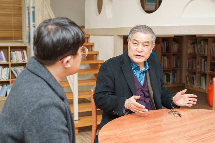 김한성 본부장이 난방비 지원과 관련한 대화를 나누고 있다. 월성본부 제공