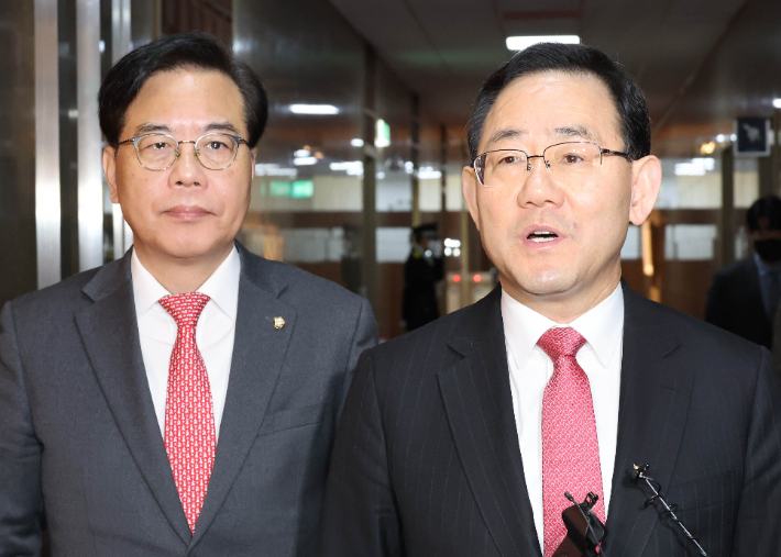 국민의힘 주호영 원내대표(오른쪽)가 8일 오전 의장실에서 나와 김진표 국회의장에게 "본회의 탄핵소추안 상정 안 된다"고 건의했다고 취재진의 질문에 답변하고 있다. 연합뉴스