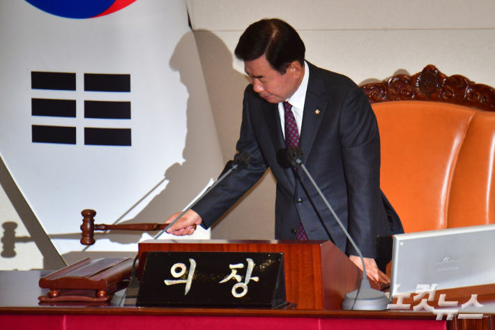서울 여의도 국회에서 열린 본회의에서 김진표 국회의장이 의사봉을 두드리고 있다. 윤창원 기자