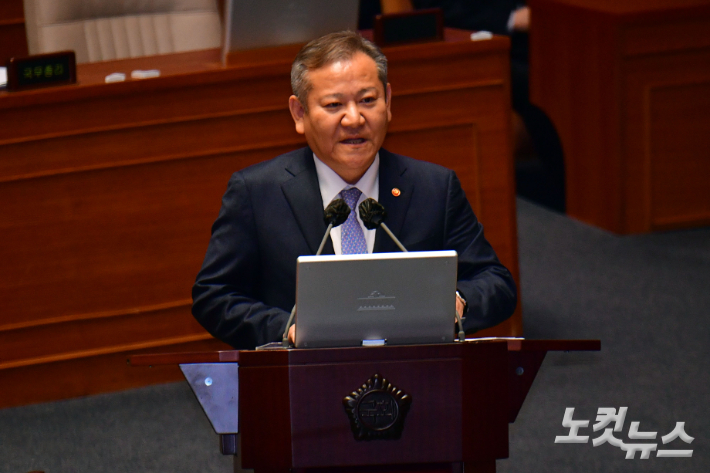 이상민 행정안전부 장관이 지난 6일 서울 여의도 국회에서 열린 국회 본회의 정치·외교·통일·안보에 관한 대정부 질문에서 의원 질의에 답변을 하고 있다. 윤창원 기자