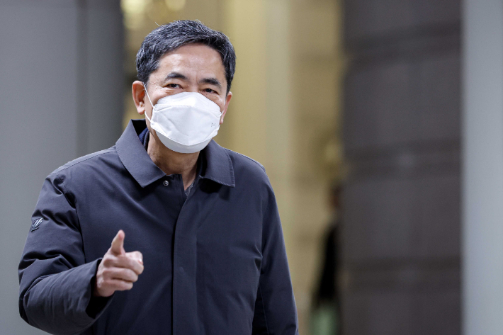 '대장동 일당'에게서 아들 퇴직금 등의 명목으로 거액의 뇌물을 수수한 혐의로 재판에 넘겨진 곽상도 전 국회의원이 8일 오후 서울 서초구 서울중앙지법에서 열린 1심 선고 공판에 출석하고 있다. 연합뉴스