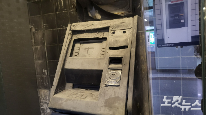 대구 도시철도 1호선 중앙로역에 마련돼 있는 기억공간 내 불탄 ATM 기계. 류연정 기자