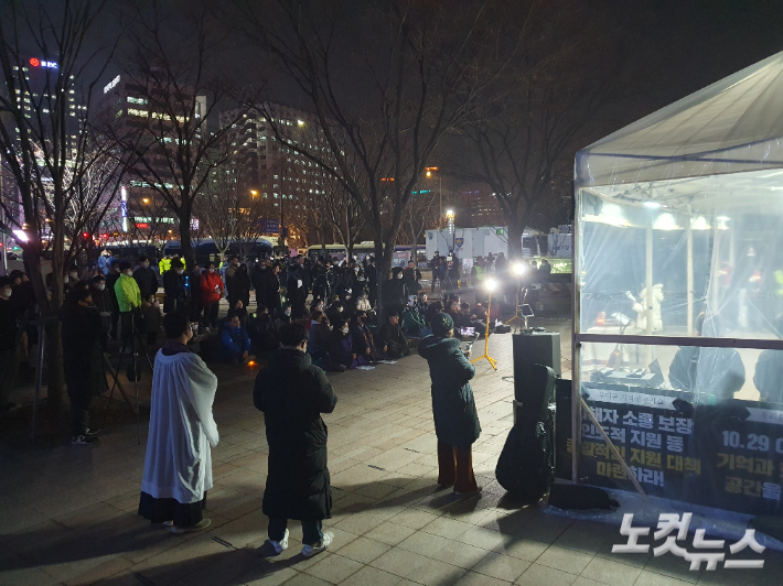 10.29 이태원참사 기억행동 그리스도인모임이 7일 저녁 서울시청 앞 광장에 다시 마련된 이태원참사 희생자 합동분향소 앞에서 추모와 연대를 위한 거리기도회를 가졌다.