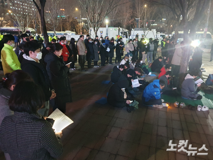 이태원참사 희생자 추모기도회에는 서울시청 광장을 지나던 많은 시민들도 가던 길을 멈추고 기도회에 참석했다.