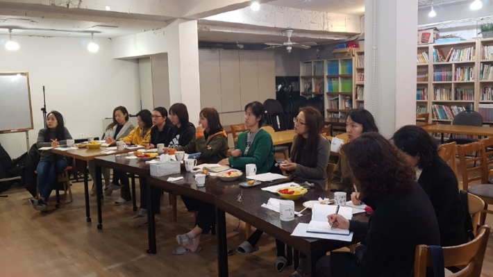 '맘스북클럽' 회원들의 활동모습 