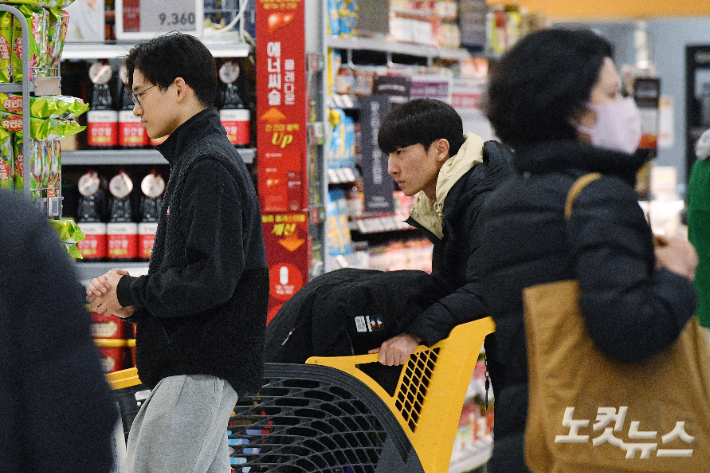 서울 시내의 한 대형마트에서 시민들이 마스크를 벗은 채 장을 보고 있다. 류영주 기자