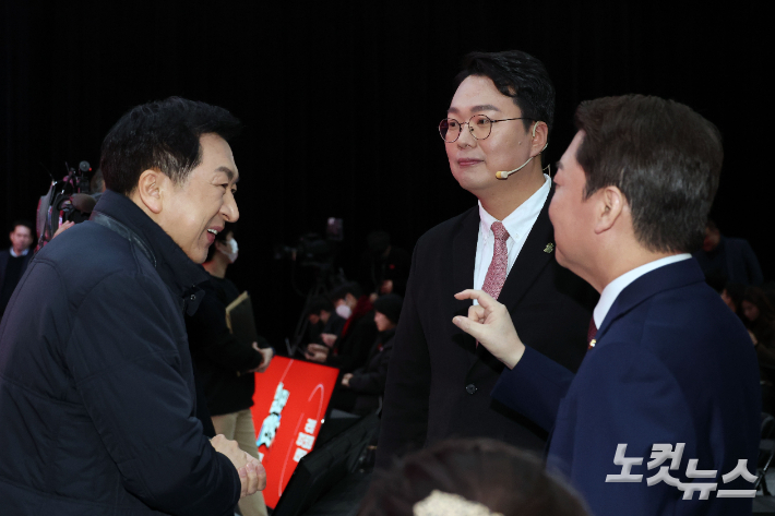 김기현, 안철수, 천하람 대표 후보가 대화를 하고 있다. 국회사진취재단