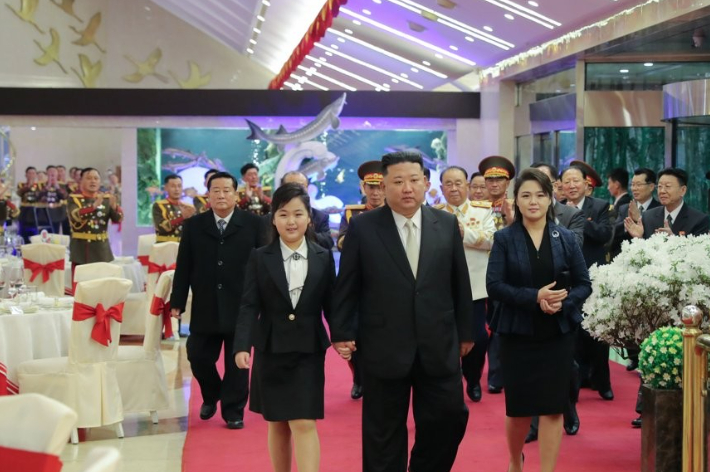 북한 김정은 국무위원장이 딸 김주애와 함께 건군절(2월 8일) 75주년 기념연회에 참석했다고 조선중앙통신이 8일 보도했다. 연합뉴스