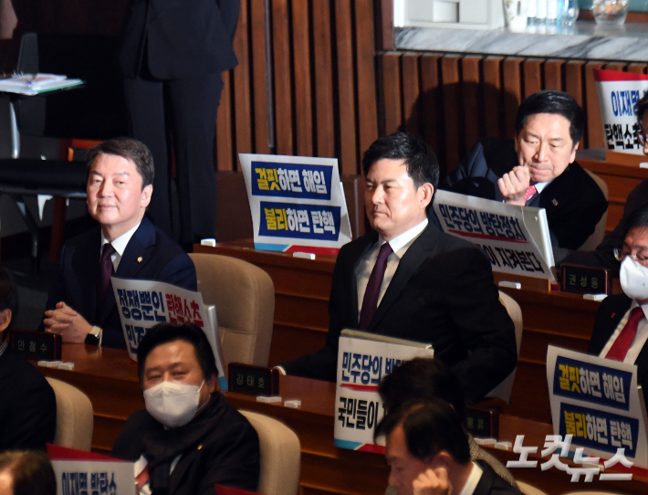 국민의힘 당권주자인 안철수, 김기현 의원이 8일 오후 국회 본회의에 참석하고 있다. 황진환 기자