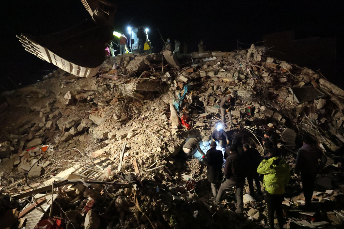 8일 오후(현지시간) 튀르키예 이스켄데룬 시내에서 구조대와 시민들이 구조작업을 하고 있다. 연합뉴스
