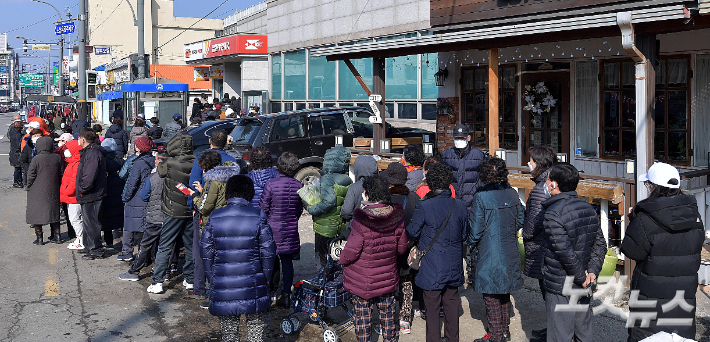 지난 2020년 3월 경기 파주시 법원리우체국 앞에서 주민들이 마스크 구입을 위해 줄을 서 있다. 박종민 기자