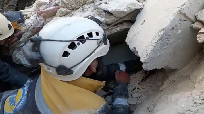 시리아 비스니아 지역에서 잔해 더미를 헤치며 생존자를 찾고 있는 구조대원들. 연합뉴스