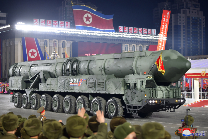 8일 북한 열병식에 등장한 '고체 ICBM' 추정 신무기. 이 미사일은 화성-17형을 운반하는 이동식발사차량(TEL)과 외관상 비슷한 차량에 실려 등장했다. 연합뉴스