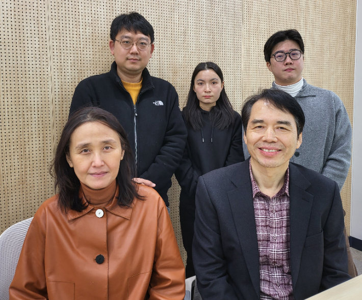 이혜진교수, 정성화교수, 이상혁 박사후연구원, 리징징 석·박사통합과정생, 유동규 박사과정생. 경북대 제공