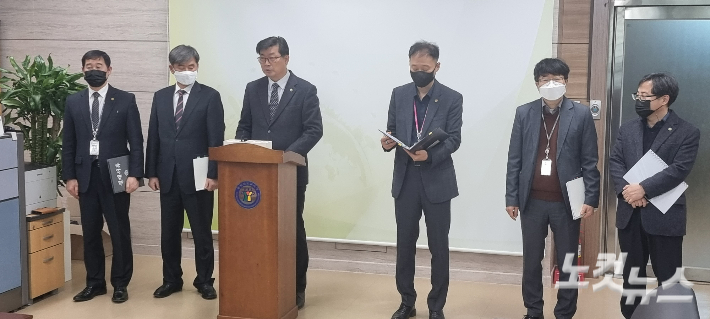이광우 충북교육청 교육국장(왼쪽 세번째)이 다음달 1일자 교원 인사 내용을 브리핑하고 있다. 김종현 기자