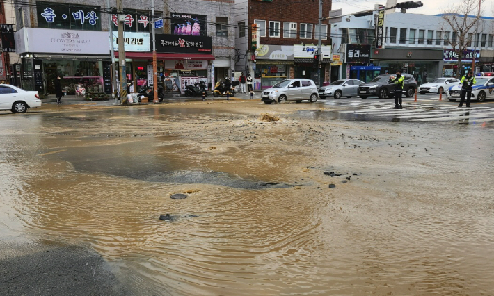 부산 사하구 동아대학교 앞 사거리에서 상수도 파열 추정 누수가 발생했다. 부산경찰청 제공