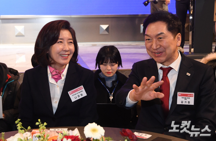 국민의힘 당권주자 김기현 의원과 나경원 전 의원이 9일 오후 서울 마포구 케이터틀에서 열린 사단법인 새로운민심 새민연 전국대회에 참석해 대화나누고 있다. 황진환 기자