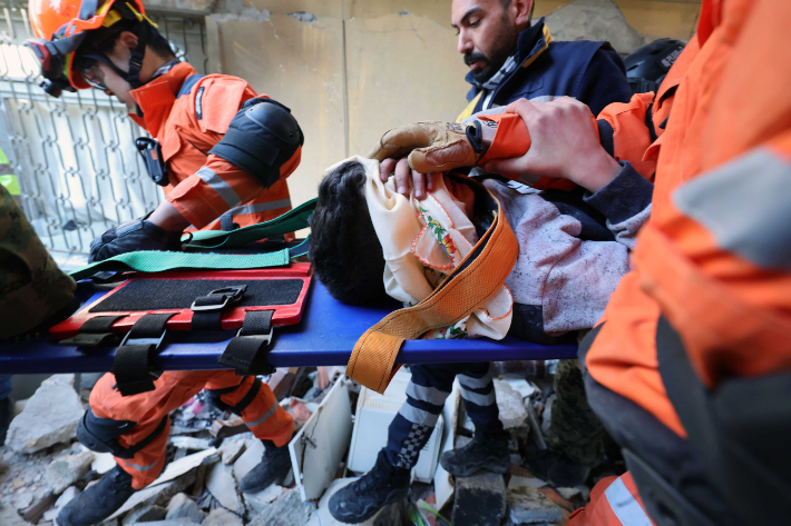  9일 오전(현지시간) 튀르키예 하타이 안타키아 일대에서 한국긴급구호대(KDRT) 대원들이 지진으로 무너진 건물 속에 갇혀 있던 한 어린이 생존자를 구조하고 있다. 연합뉴스