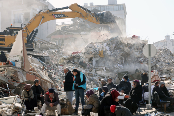 9일 오후(현지시간) 튀르키예 하타이 안타키아 일대에 발생한 지진으로 구조대와 시민들이 구조작업을 하고 있다. 연합뉴스