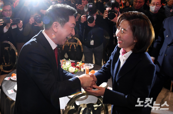 국민의힘 당권주자 김기현 의원과 나경원 전 의원이 9일 오후 서울 마포구 케이터틀에서 열린 사단법인 새로운민심 새민연 전국대회에 참석해 인사를 나누고 있다. 황진환 기자