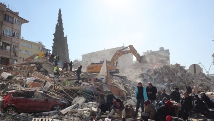 9일 오후(현지시간) 튀르키예 하타이 안타키아 일대에 발생한 지진으로 구조대와 시민들이 구조작업을 하고 있다. 연합뉴스