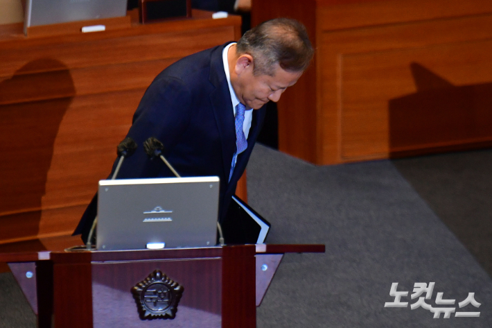 이상민 행정안전부 장관이 6일 서울 여의도 국회에서 열린 국회 본회의 정치·외교·통일·안보에 관한 대정부 질문에서 인사를 하고 있다. 윤창원 기자