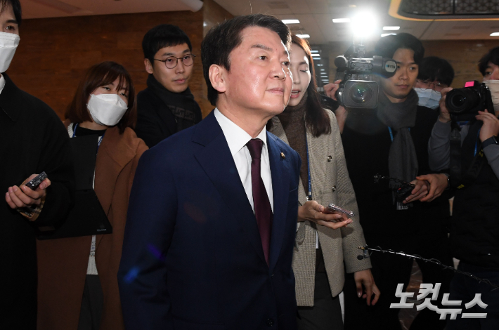 국민의힘 당권주자인 안철수 의원이 8일 오후 국회에서 열린 의원총회에 참석하고 있다. 황진환 기자