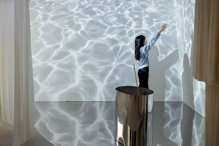 서울 성수동 'LCDC SEOUL'에서 운영 중인 전주한지 홍보를 위한 팝업 전시 '유영하는 한지'. 한국전통문화전당 제공