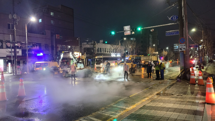 9일 오후 3시 35분쯤 부산 사하구의 한 도로가 상수도 파열로 물에 잠겼다가, 밤샘 복구 작업으로 다음날 오전 7시 30분에 복구가 완료됐다. 부산지방경찰청 제공