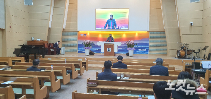 사상목회자협의회 2월 조찬기도회에서 박도순 목사(기쁜교회)가 대표기도를 하고 있다. 이강현 기자