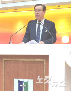신임 회장 강동현 목사가 말씀을 전하고 있다. 이강현 기자