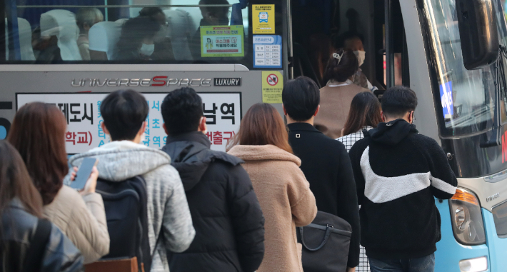 출퇴근 버스 올라타는 시민들. 연합뉴스