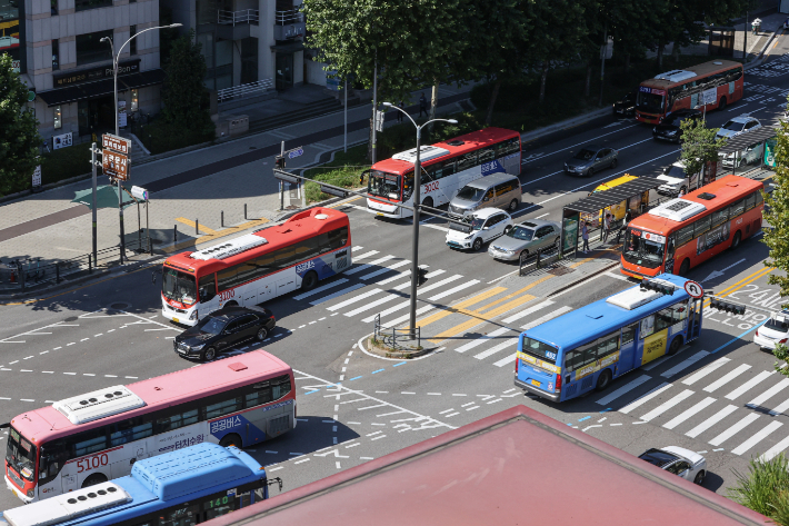서울 시내버스는 1년에 5천억원이 넘는 적자가 발생하고 이를 대부분 서울시 재정으로 메꾸고 있다. 연합뉴스