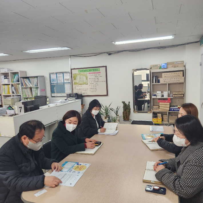 강미향 주민복지지원과장(왼쪽 두 번째)이 금산읍 삼호아파트 관리사무소를 방문해 위기가구 발굴 전수조사에 관해 설명하고 있다. 금산군 제공