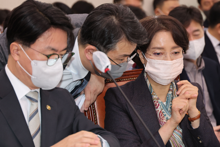 이영 중소벤처기업부 장관(오른쪽)이 10일 오전 서울 여의도 국회에서 열린 산업통상자원중소벤처기업위원회 전체회의에서 조주현 차관(왼쪽) 등 간부들과 대화하고 있다. 연합뉴스