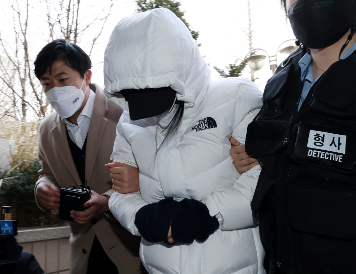 '멍투성이' 12살 초등생 사망…학대한 계모 구속 심사. 연합뉴스