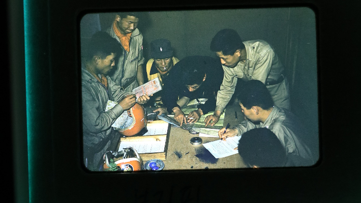 1952년 당시 공군 작전 브리핑을 수행하는 모습이 담긴 슬라이드 필름. 공군사관학교 제공