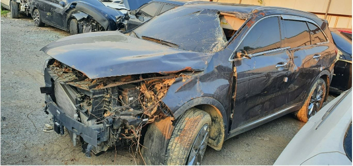 자동차 담보대출 사기 피해자 명의로 구입된 중고차가 폐차 수준의 상태로 방치된 모습. 피해자 제공