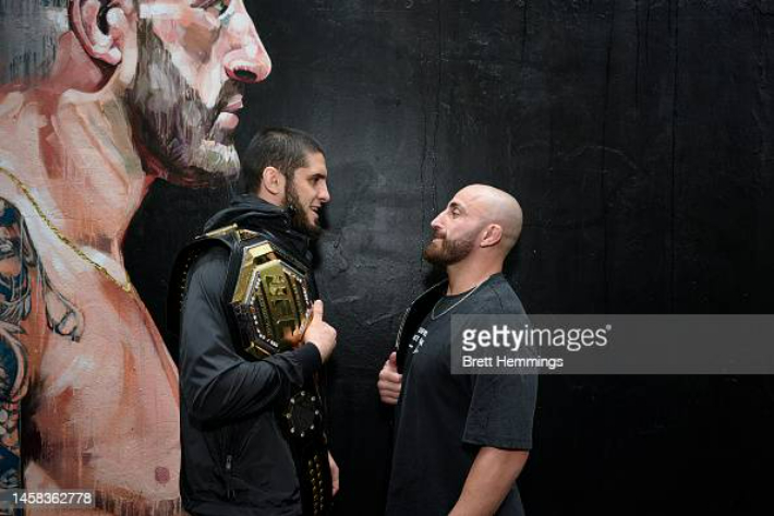 맞대결을 앞둔 이슬람 마카체프(왼쪽)와 알렉산더 볼카노프스키. UFC 제공/게티이미지