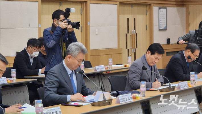 김회재 의원(왼쪽)과 주철현 의원이 당정협의회 자료를 살펴보고 있다. 최창민 기자