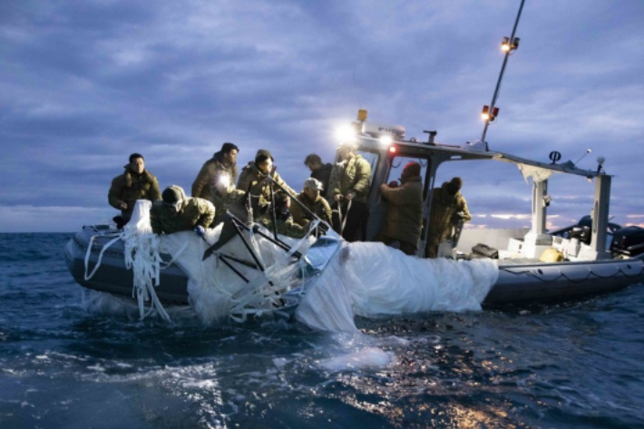 미군 당국이 지난 4일 격추된 중국 정찰 풍선을 수거하고 있다. 연합뉴스