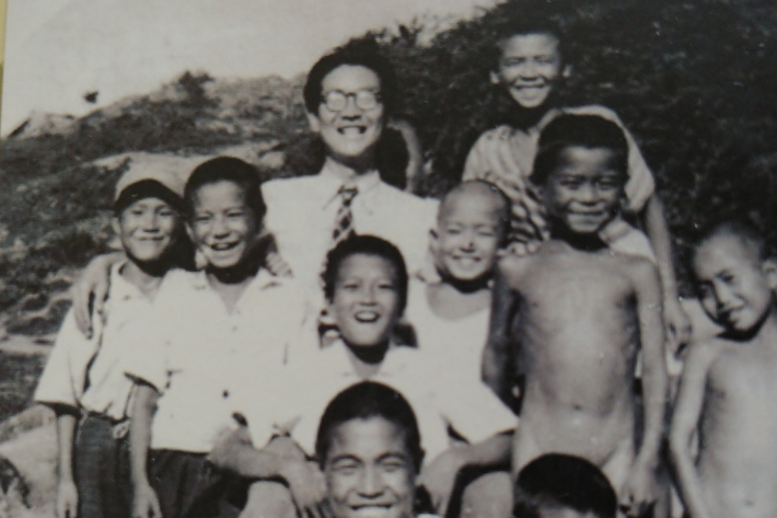 제주도 한국보육원 당시 보육원 아이들과 함께 하고 있는 황광은 목사. 사진 영암교회.
