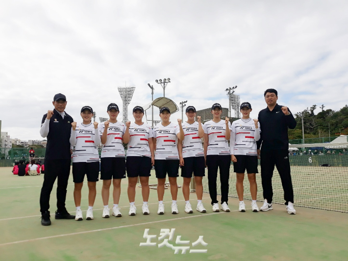 유영동 감독(오른쪽), 한재원 코치(왼쪽)를 비롯한 NH농협은행 선수단이 12일 12일 일본 오키나와현 나하시 오노야마 경기장에서 열린 '2023 국제 소프트테니스 챔피언십'을 마무리한 뒤 기념 촬영을 하고 있다. 오키나와=노컷뉴스 